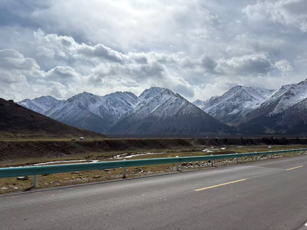 雪峰下的公路护栏