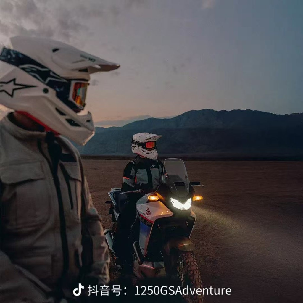 沙漠黄昏，车灯亮起