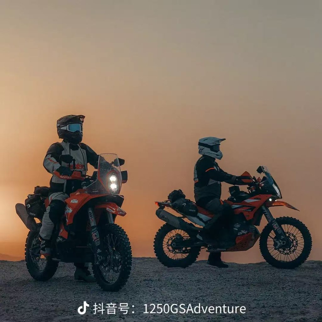 黄昏里两台橙色拉力车