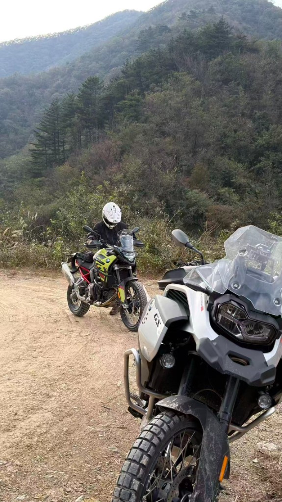 拉力车在林间土路会车